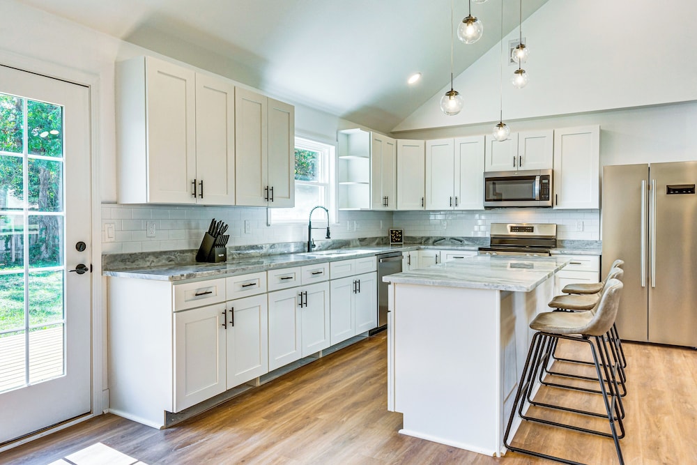 < 1 Mi to Downtown Pensacola: Quiet Home w/ Yard