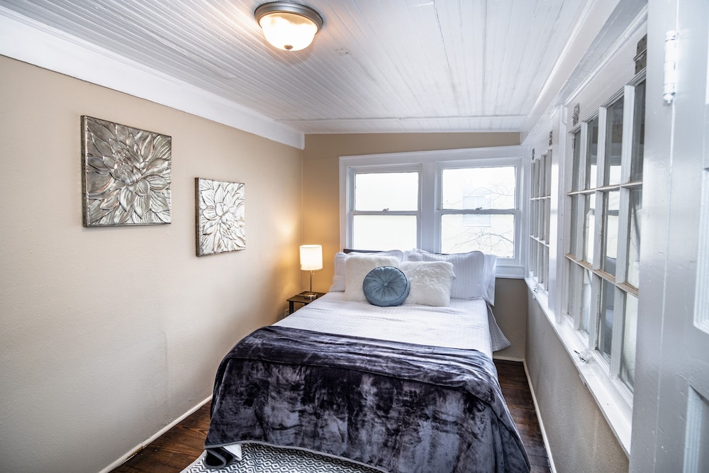 Cozy Downtown 2ba/1ba Historic House - Casa Verde - Image 2