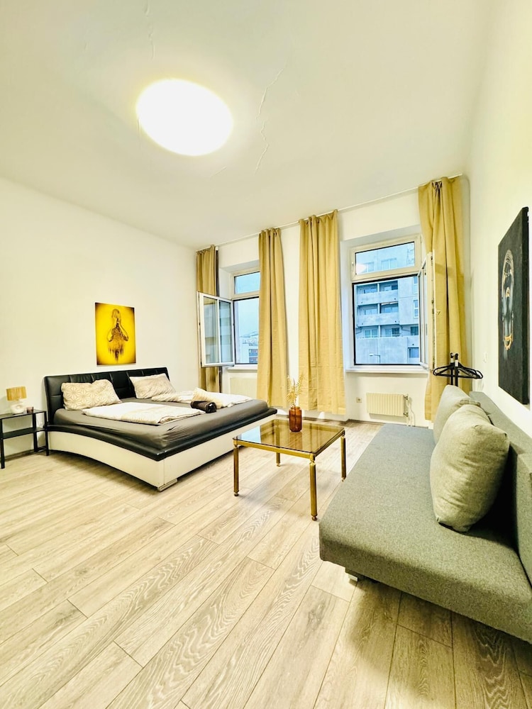 Bright 3BR Appt Steps from FAC Platz