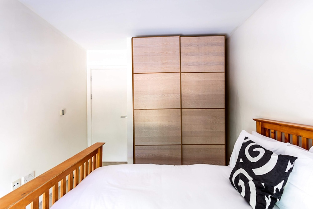 Modern 1 Bedroom Apartment in West London