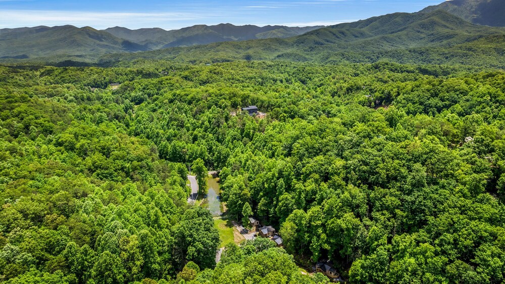5 Cabins in Gburg Sleeps 16 Firepit Games