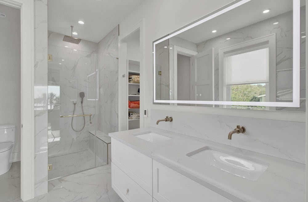 7 Beachwood East by Avantstay Steps to the Beach Ocean Views, Hot Tub, 7bdr