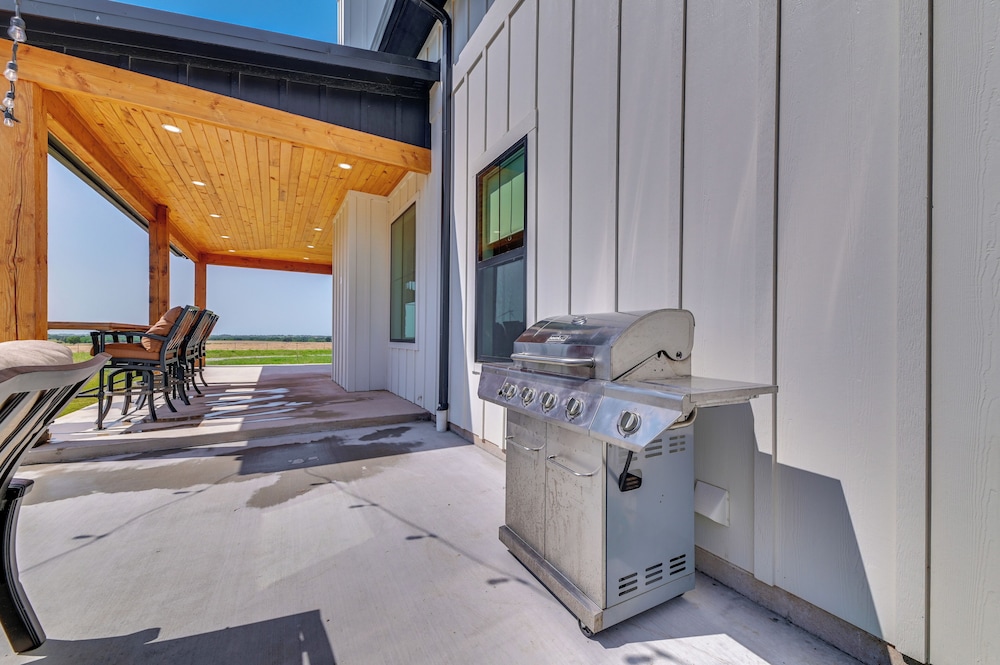 Rural Home w/ Hot Tub < 7 Mi to Winery & Golfing