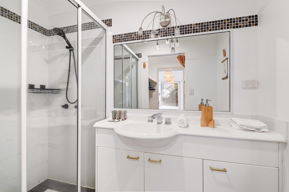 Spacious 2-bed With Private Rooftop & BBQ Access
