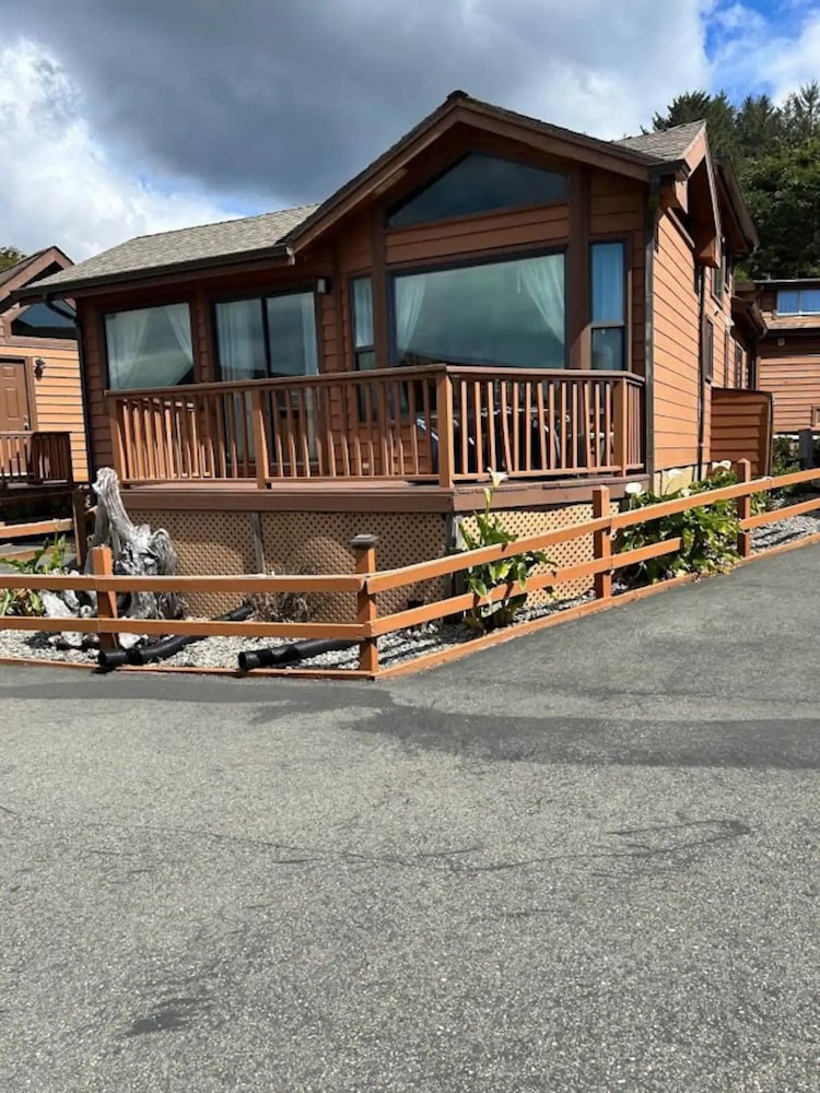Oceanview Cabin 25 w Jacuzzi Plesant Views