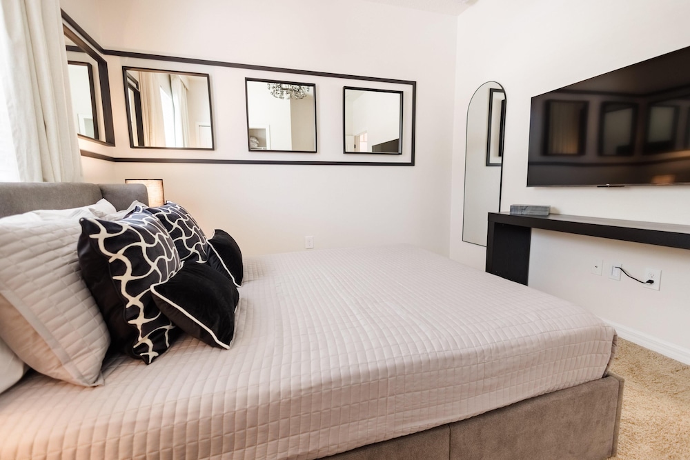 1643 LA - Luxurious Retreat Windsor at Westside
