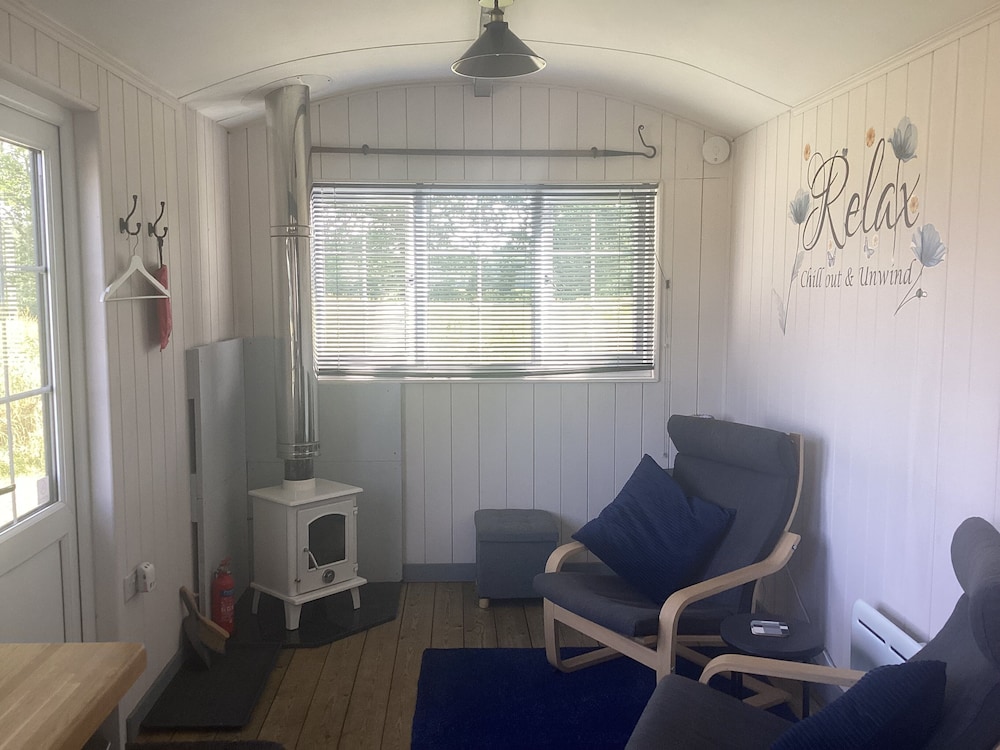 Charming Luxurious Rural Shepherds Hut view 4