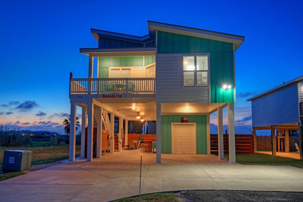 Family-friendly Beach Home Bbq, Patio & Fire Pit & Mins to Beach Bottom's Up by Avantstay