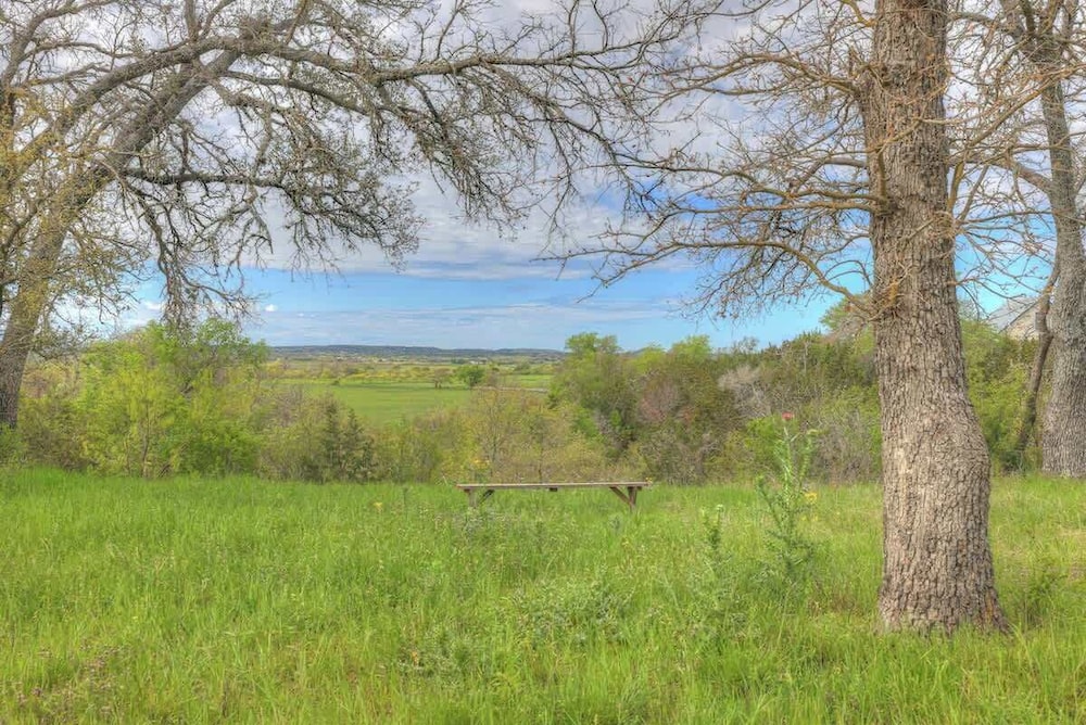 Family-friendly Hill Country Retreat Sleeps 11 + Hot Tubs