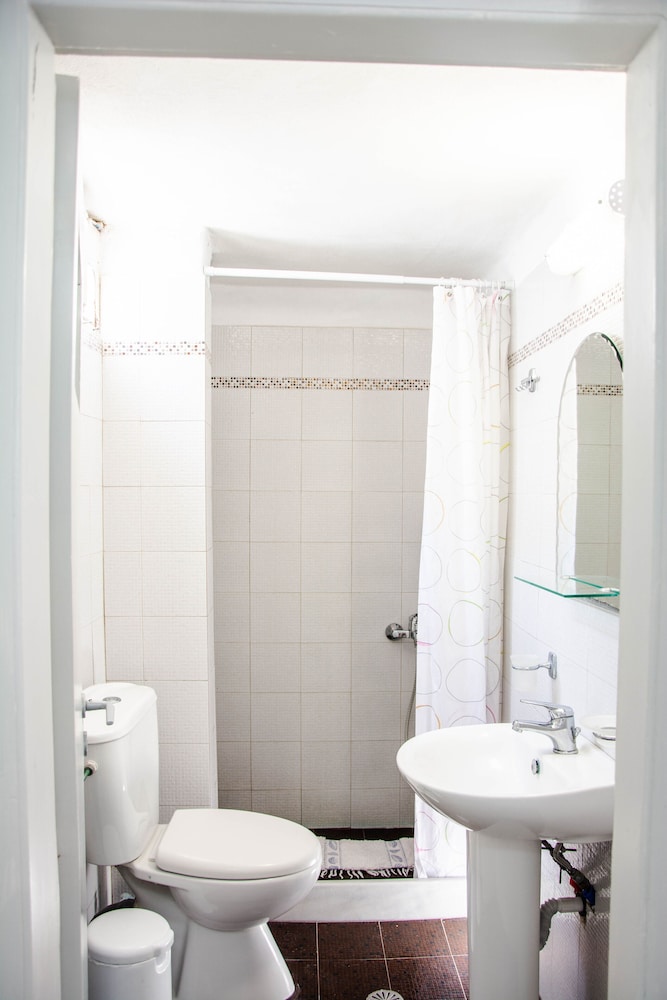 Carlos Pension en Santorini — bathroom