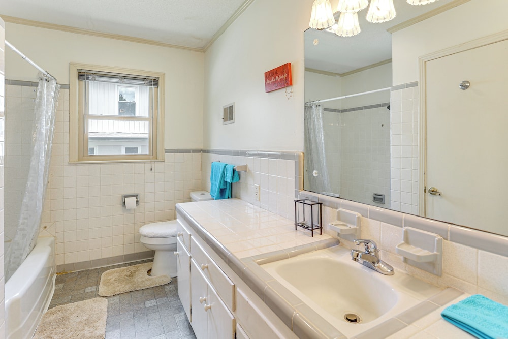 Walk to Dtwn & Freed-hardeman: Home w/ Fenced Yard