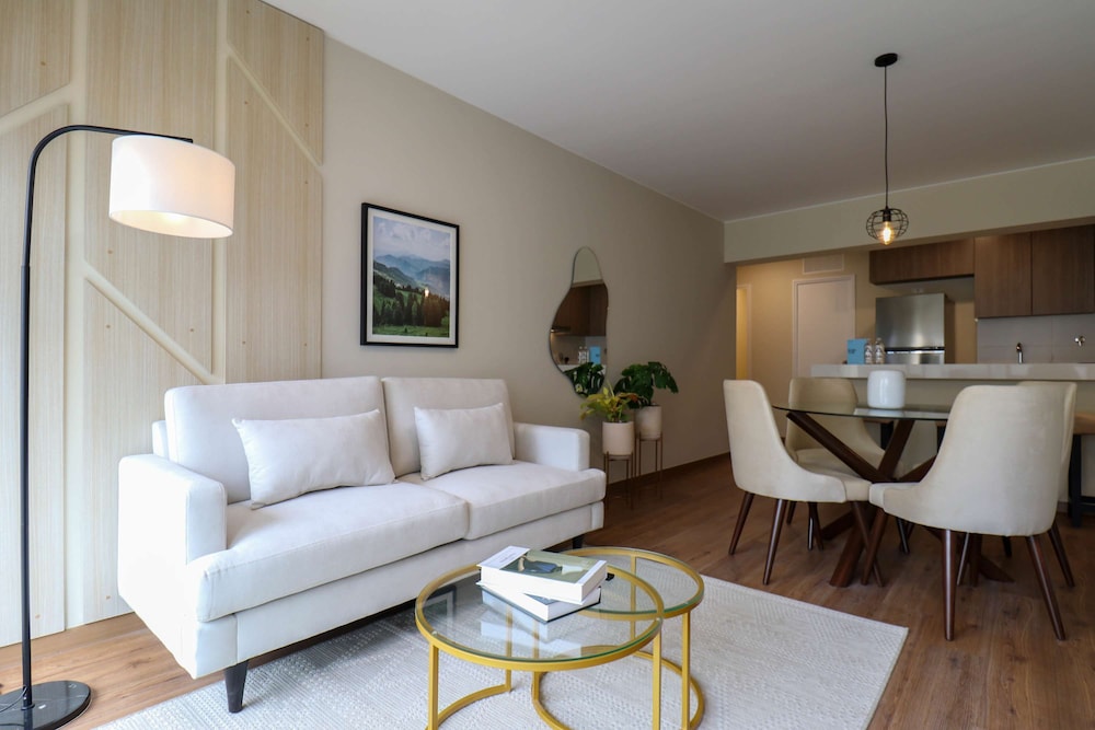 w Radiant 2BR w Great Balcony Near Kennedy Park
