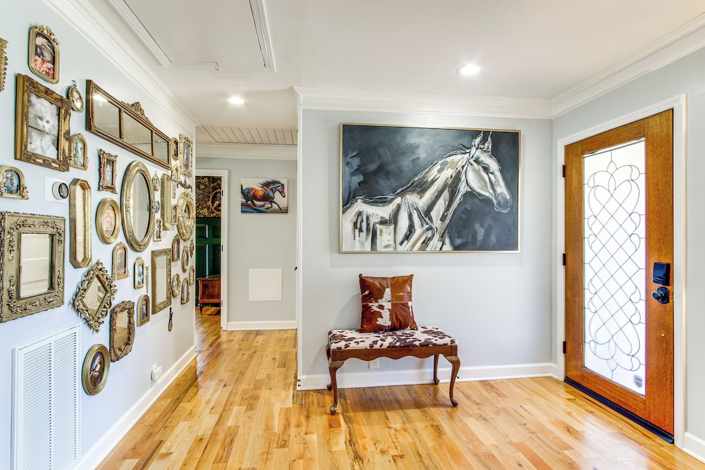 2 Mi to Historic Horse District: Dog-friendly Home