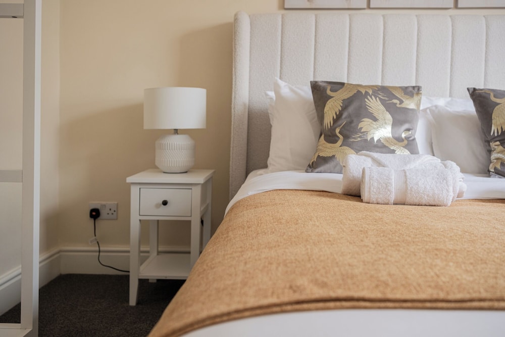 Stylish 2 Bed with Free Private Parking view 4