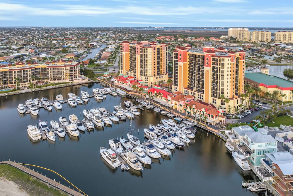 Walk to Marina + Restaurants: Cape Coral Escape!