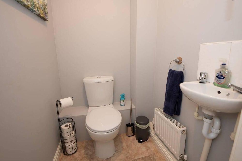 Darlington 3 bed House Near Train Station