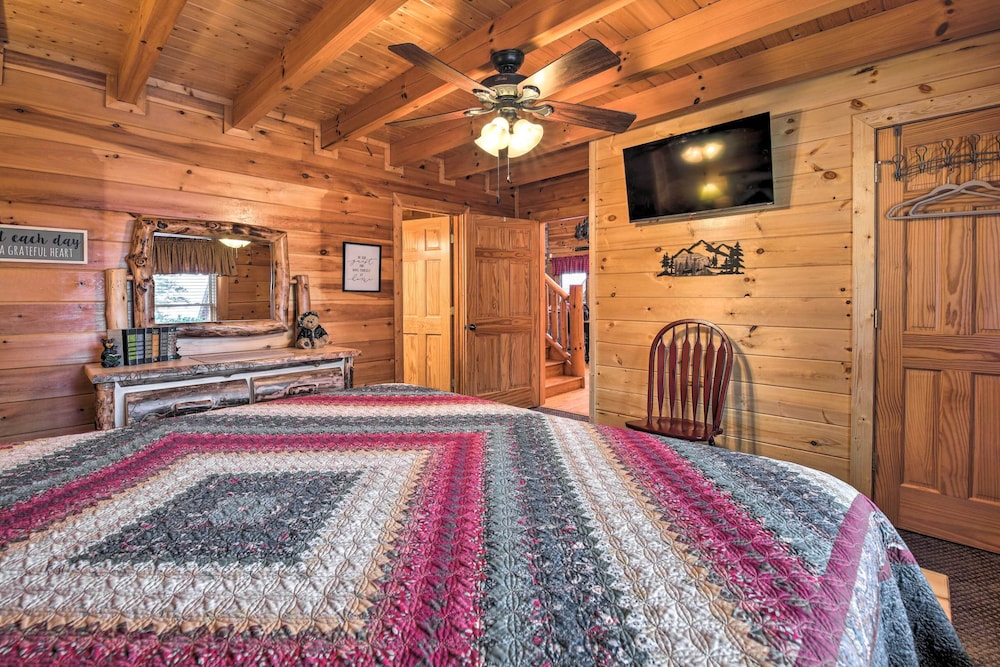 'cubbies Cabin' w/ Hot Tub ~ 7 Mi to Dollywood! view 4
