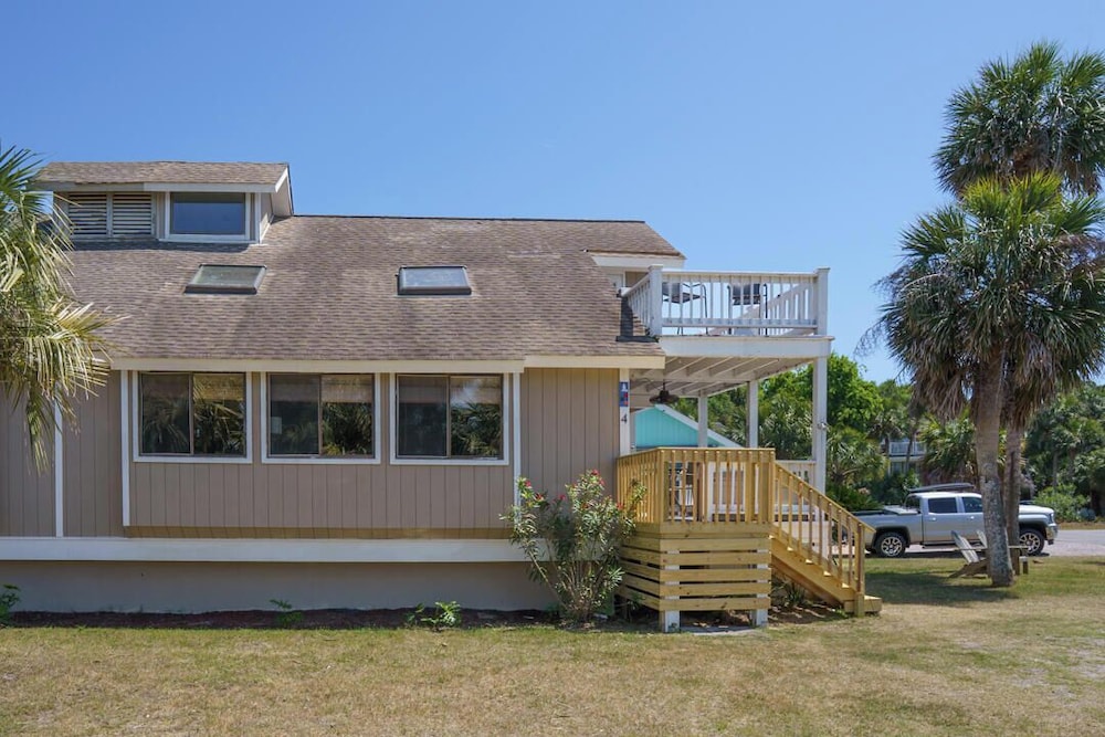Charming 3-bed, 2-bath Home With Wonderful Views of the Golf Course