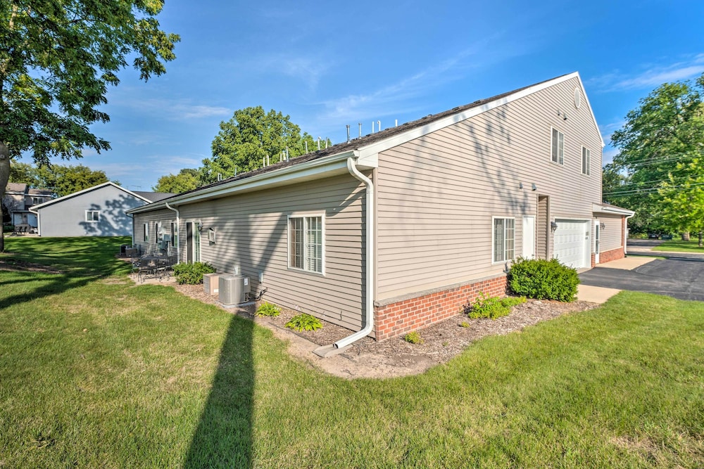 Lake Mills Retreat: 1 Mi to Beaches & Dining!