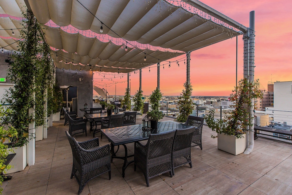 Stylish Deluxe 1BR At HWH by Oneluxstay