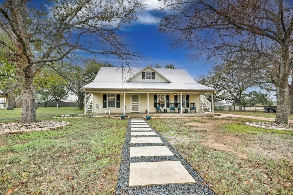 The Country Haus: Quaint Home 1 Mile From Downtown
