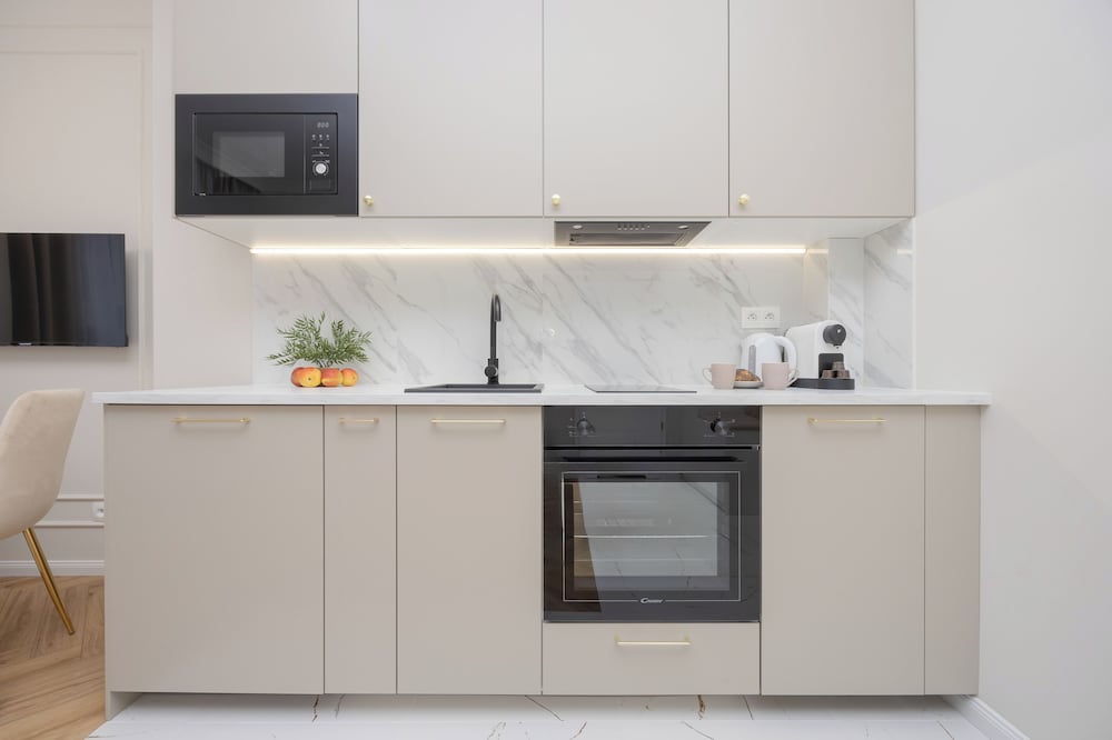 Grójecka Apartment by Renters