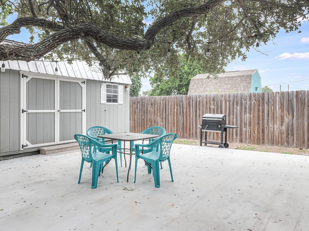 Merry Macaw Rp203b 1 Bedroom Duplex by RedAwning view 2