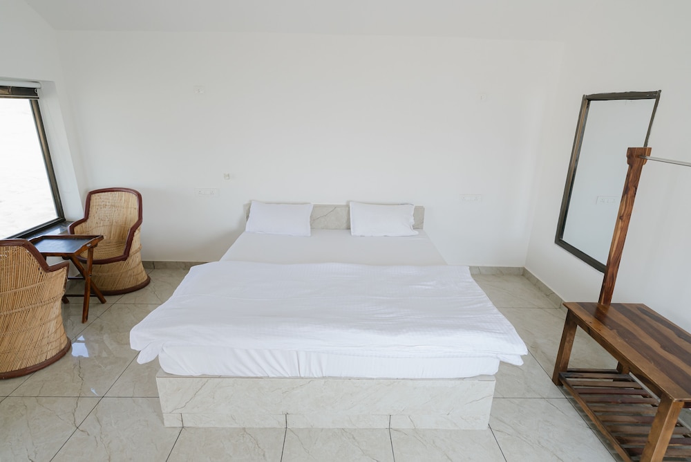 Golden Sands Desert Camp and Resort