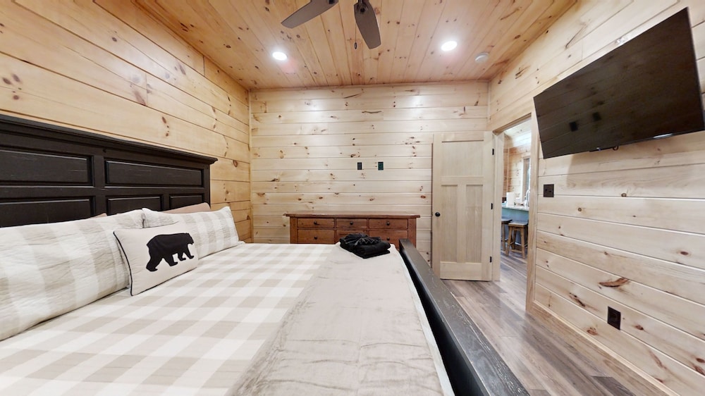 At Park's Edge 3 Bedroom Cabin by RedAwning view 3