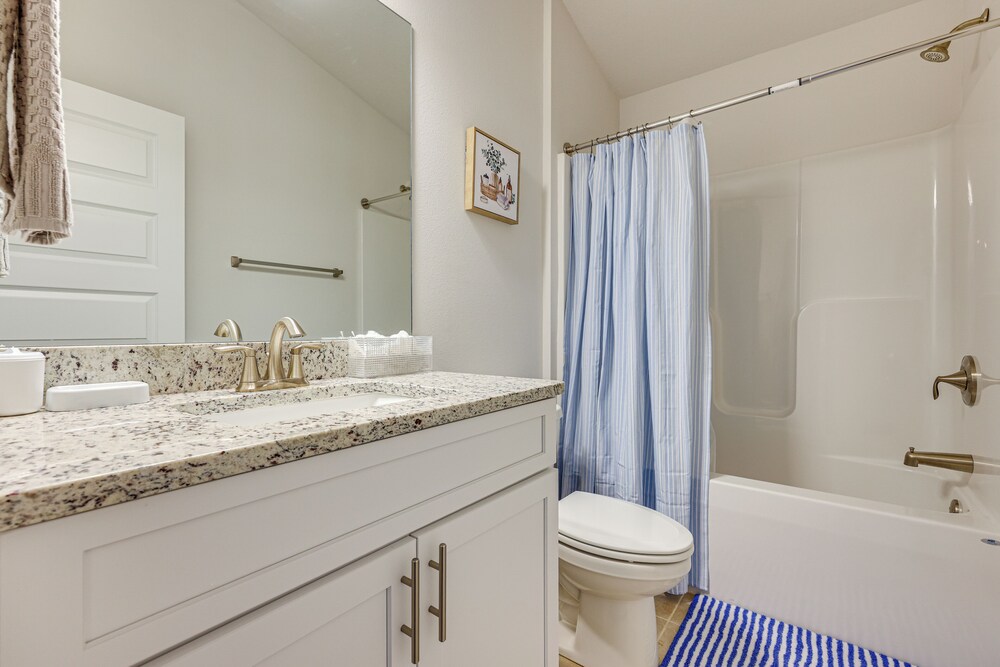 15 Mi to UF: Home w/ Furnished Porch in Alachua!