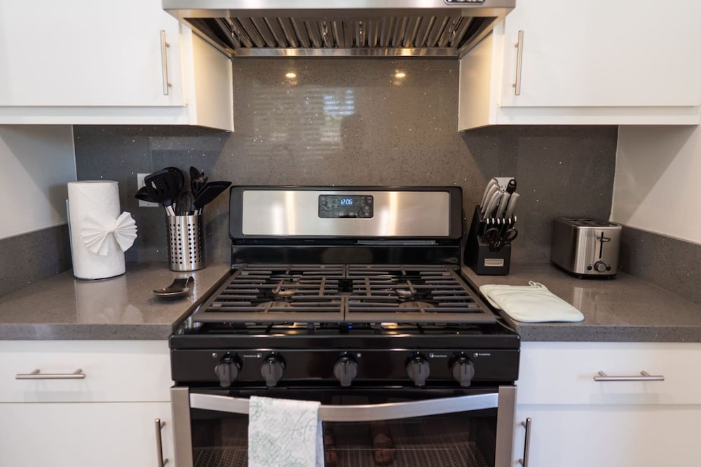 Remodeled 3BR House w Hot Tub Fenced Yard p58