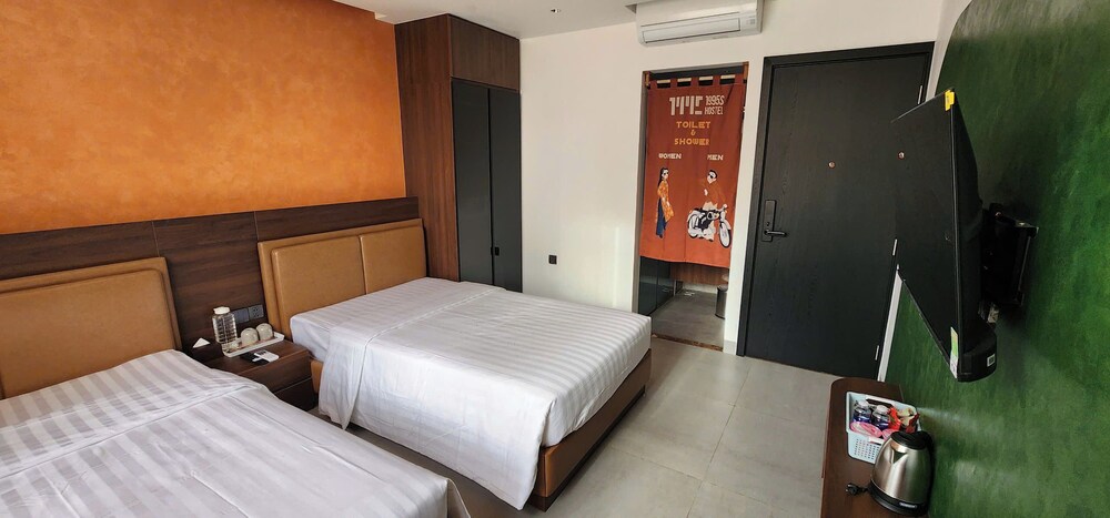 1995S HOSTEL