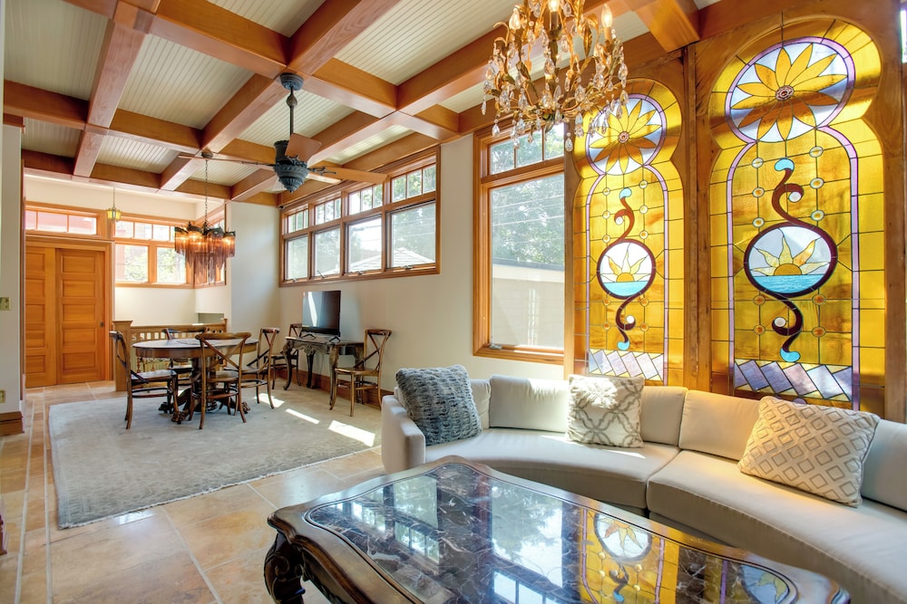 Victorian-style Cheesman Park Apt - 2 Mi to Dtwn