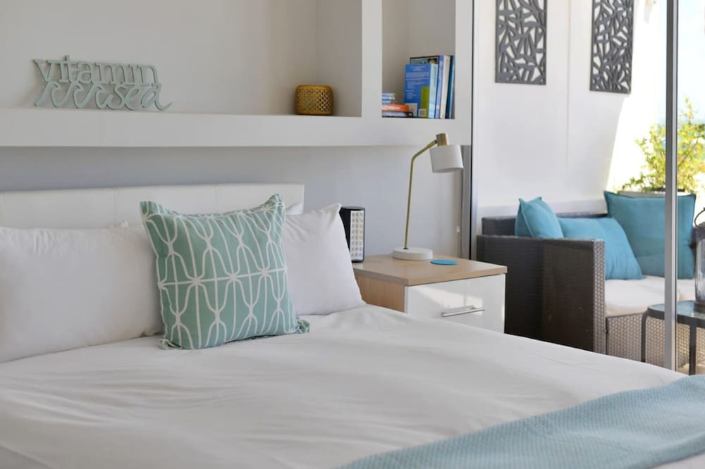 Top-floor 2-bed Beachfront Sunny Camps Bay Views