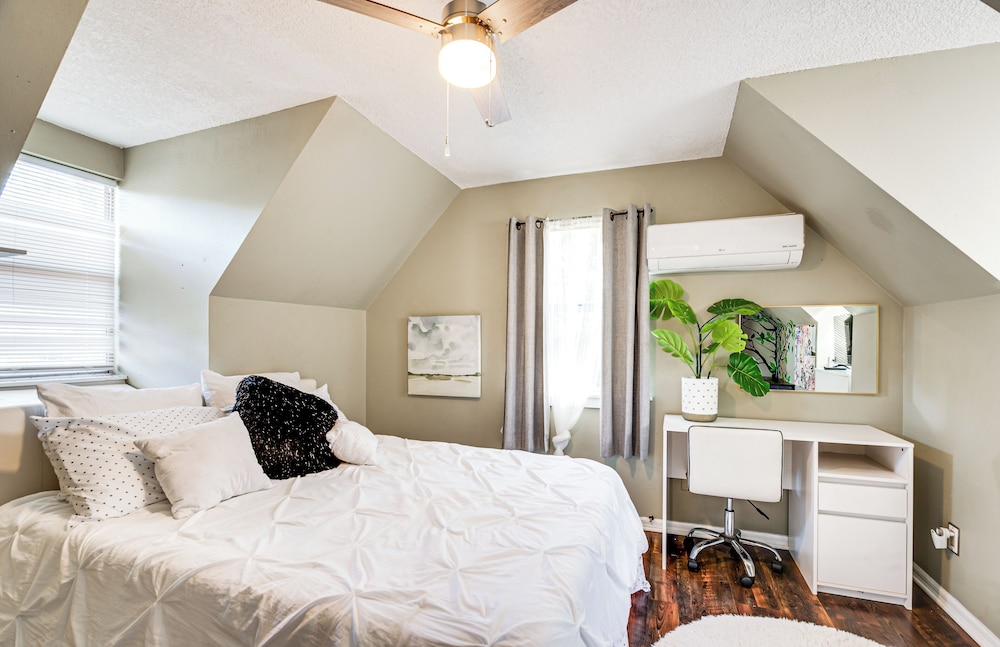 4 Mi to UF: Pet-friendly Home w/ Yard & Deck