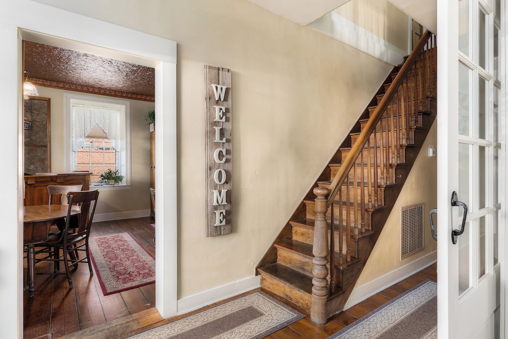 The Stagecoach Inn Bed & Breakfast and Five20 Social Stop
