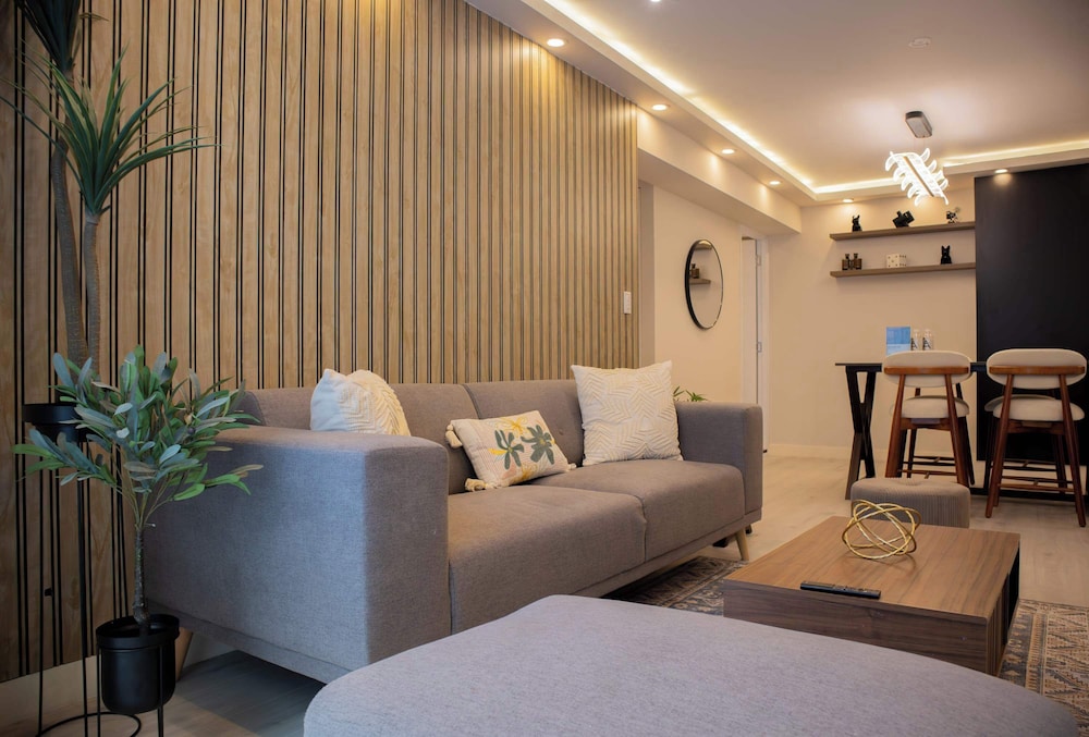 w Bright 3BR w Balcony in Vibrant Miraflores