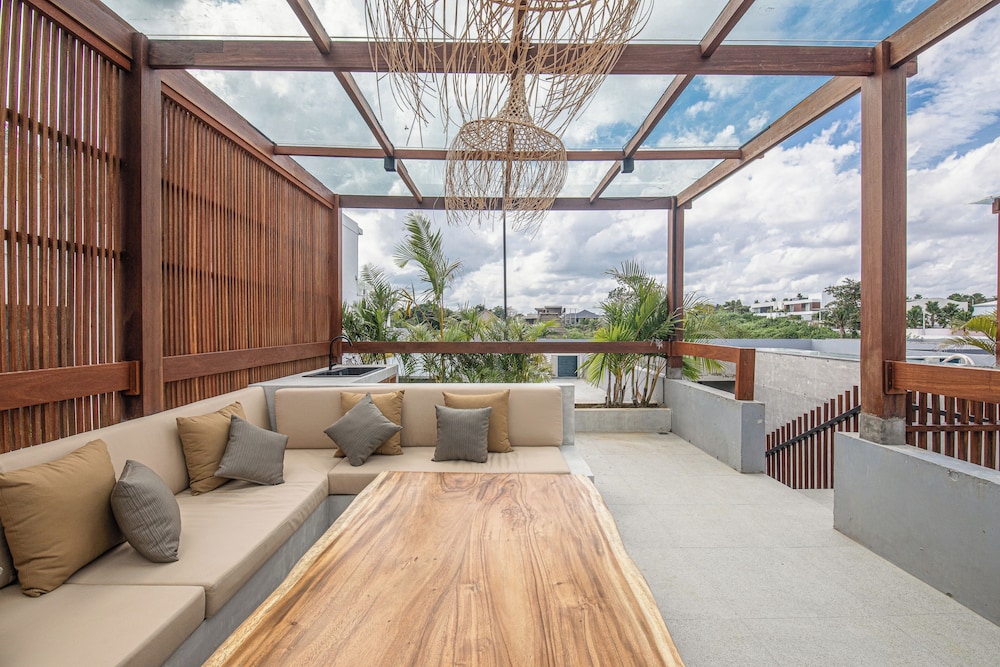 Modern 4BR Canggu Retreat Just 8mins to the Beach