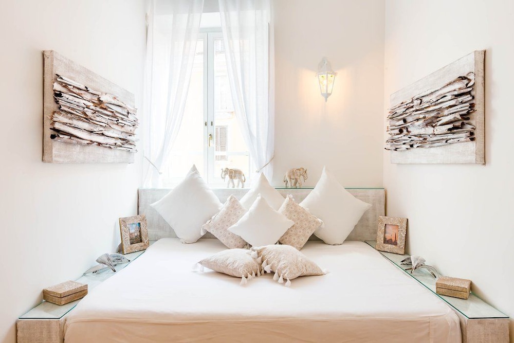 Pantheon Luxury Gold Apartment