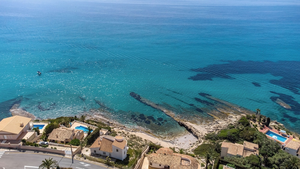 4bed Villa Sleeps 8- Pool, Garden, Bbq, Near Beach