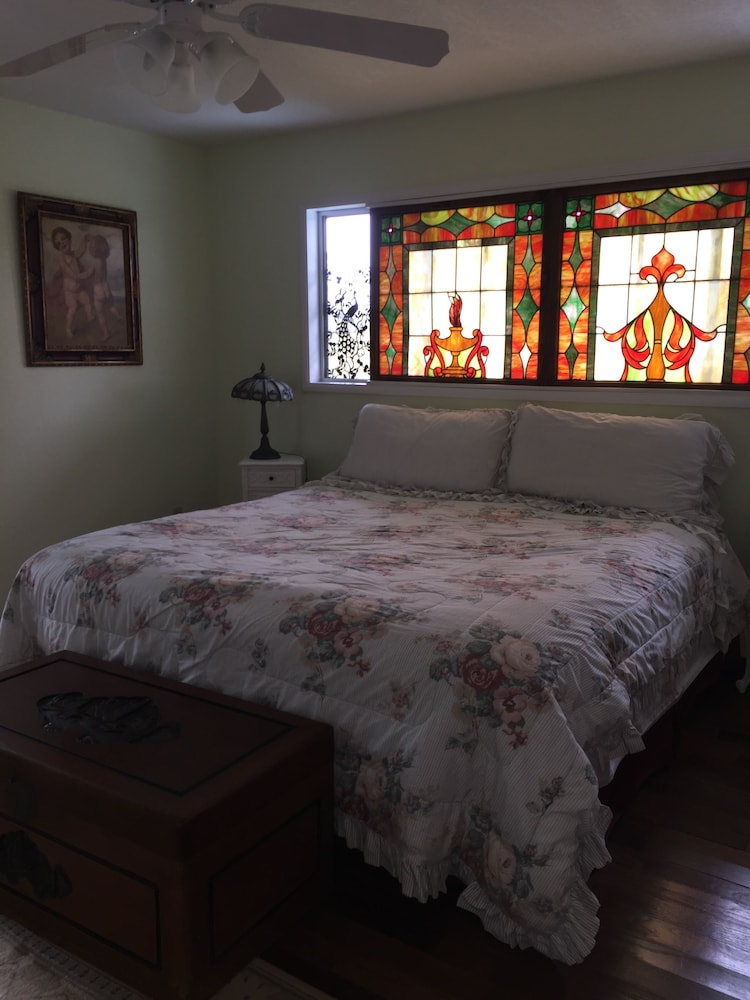 Lava Tree Tropic Inn