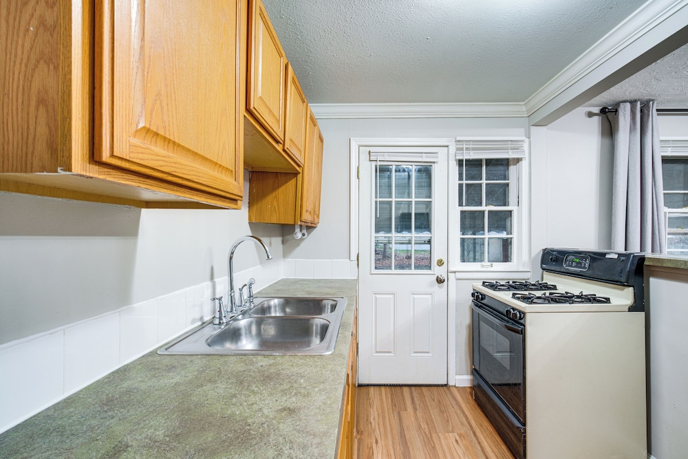 2 Mi to Lake Erie: Home w/ Yard in Euclid!