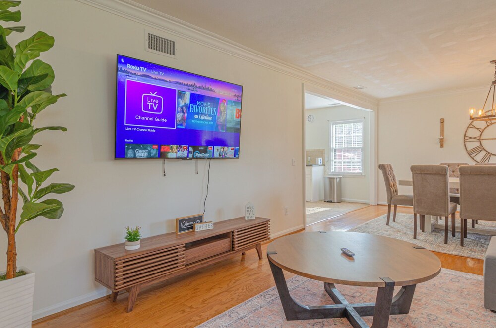 Relaxing 3BR Getaway with Pool and games