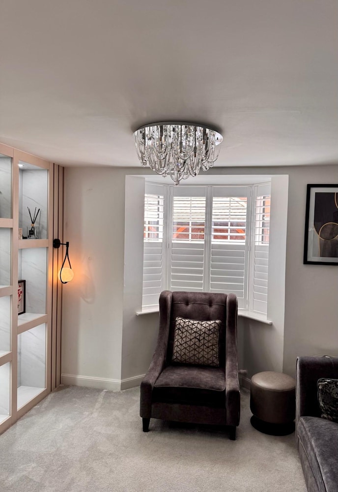 Luxurious Majestic 4 Bedroom- Free Parking