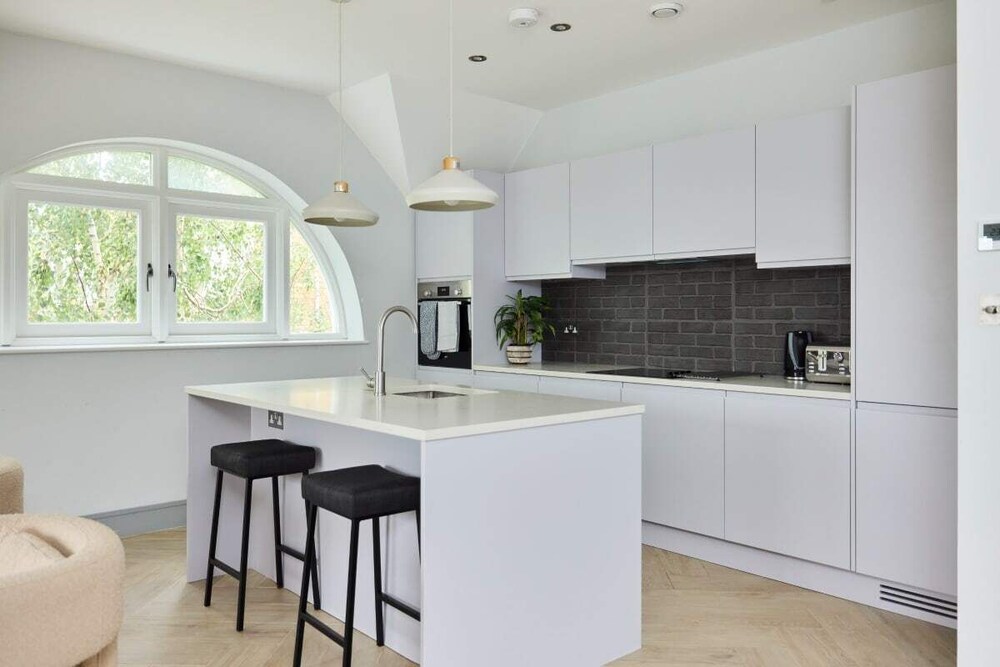 The Woodborough Place - Beckoning 2bdr Flat With Balcony