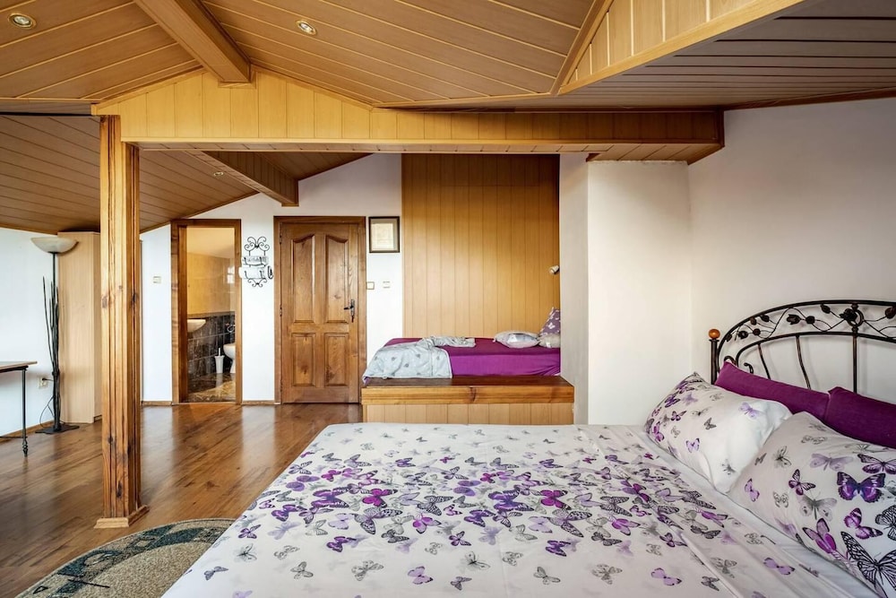 Lovely 5-bed Authentic House in the Arbanasi view 2