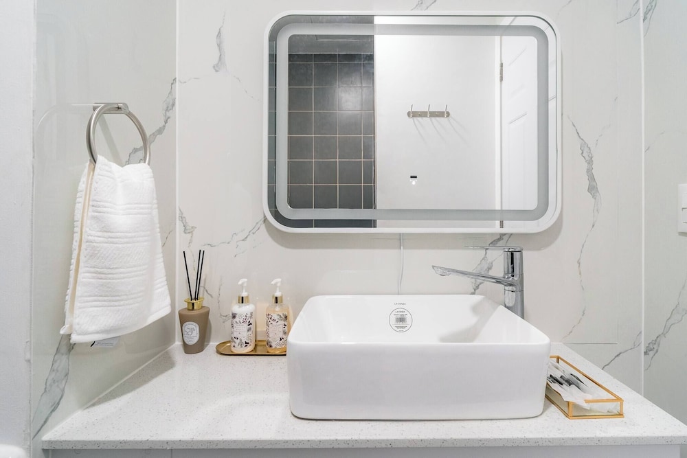 Elegant Studio, Close to the Airport and big Malls