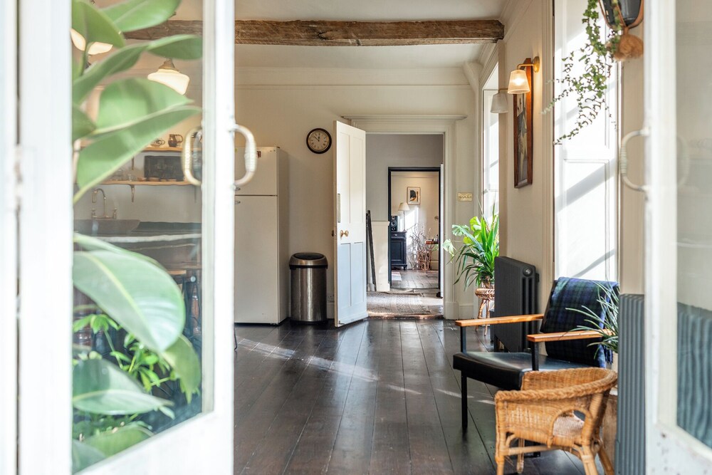 Stunning 8-Bedroom Home in Painswick