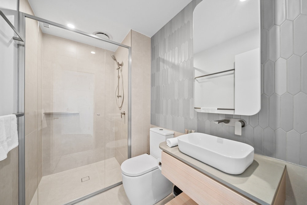 Apartment With Gym and Indoor Pool Access