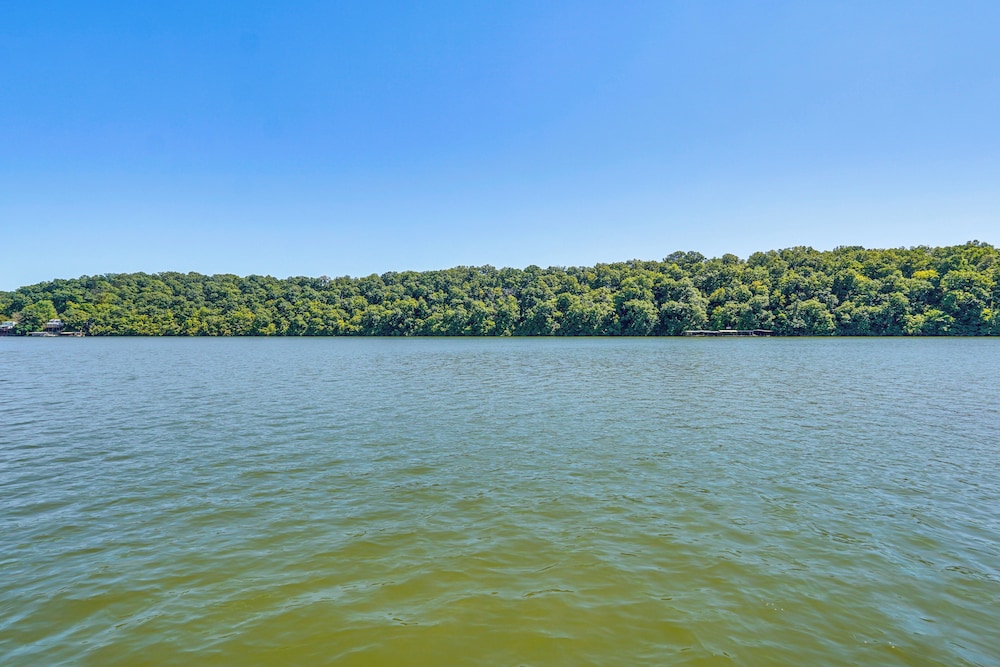 Steps to Water: Lake of the Ozarks Getaway